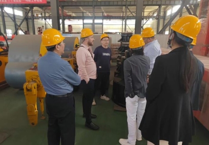 國(guó)外客戶(hù)參觀工廠并探討液壓夯HC150 HC180 并在場(chǎng)地觀察實(shí)際夯實(shí)效果